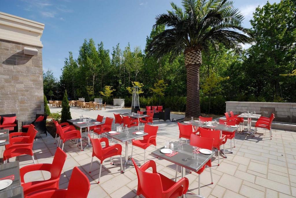 Imperia Hotel Et Suites Terrebonne Εξωτερικό φωτογραφία